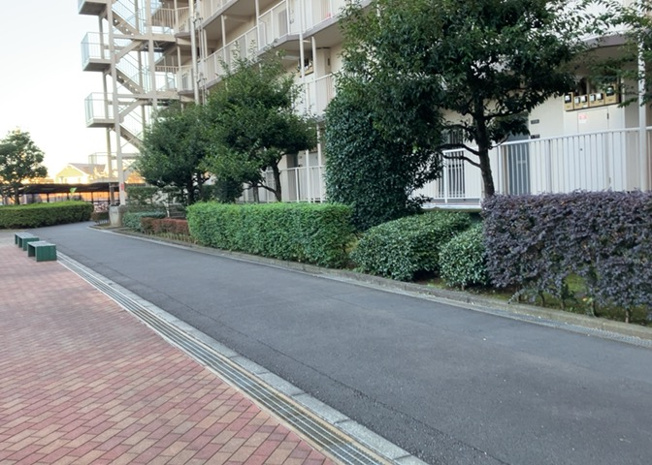 【庭】 | 本厚木スカイハイツ | 物件によっては、入居者が個人的に使用できる専用庭がついているものもあります。また、住宅の中にある土間の部分を庭と呼ぶこともあります。庭の用途は住む人によって変わり、それによってデザインもさまざまです。
