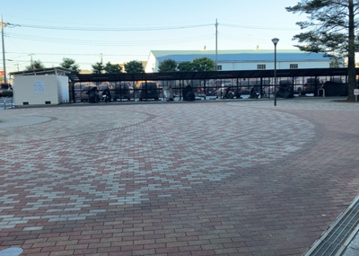 【中庭】 | 本厚木スカイハイツ | 中庭（パティオ）とは、一つの建築物の内部に設けられた、壁などで囲われている庭のことを指します。コの字型、ロの字型が主流ですが、L字型の中庭もあります。最近では、インテリア性の高さからも人気があります。