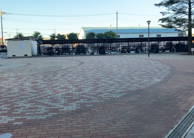 【中庭】 | 本厚木スカイハイツ | 中庭（パティオ）とは、一つの建築物の内部に設けられた、壁などで囲われている庭のことを指します。コの字型、ロの字型が主流ですが、L字型の中庭もあります。最近では、インテリア性の高さからも人気があります。