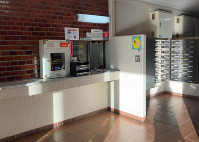 【受付】 | 本厚木スカイハイツ | 受付はマンションコンシェルジュがいる場合もあれば、管理人が滞在する小部屋を総称して呼ぶことがあります。主にエントランスに設置されていることから、防犯面でも期待ができます。防犯設備がない場合はより安心！