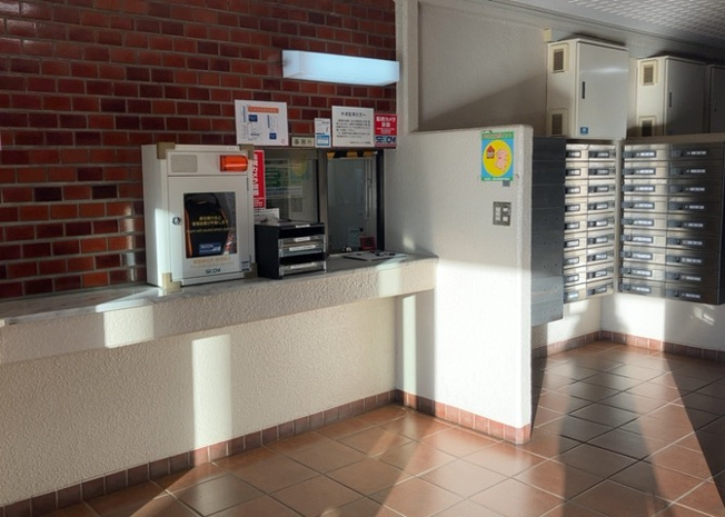 【受付】 | 本厚木スカイハイツ | 受付はマンションコンシェルジュがいる場合もあれば、管理人が滞在する小部屋を総称して呼ぶことがあります。主にエントランスに設置されていることから、防犯面でも期待ができます。防犯設備がない場合はより安心！