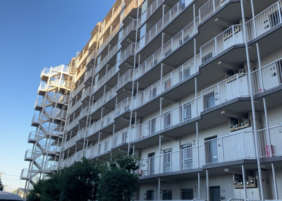 【外観】 | 本厚木スカイハイツ | ＲＣ造、Reinforced Concreteは直訳すると補強されたコンクリートです。主に柱や梁・床・壁が鉄筋とコンクリートで構成おり、鉄筋を組んだ型枠にコンクリートを流し込んで固めたものを指します。