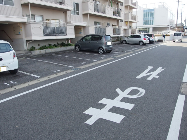 サンポール明大寺の駐車場