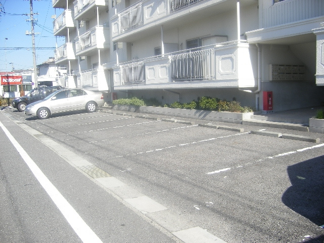 サンポール明大寺の駐車場
