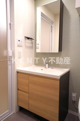 【洗面所】 | Ｊ．ＧＲＡＮ　Ｃｏｕｒｔ　品川西大井ＷＥＳＴ | 明るい洗面所です