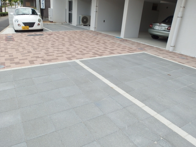 竜美丘Residenceの駐車場