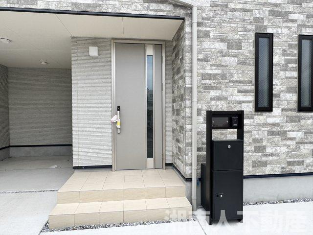 鎌倉市腰越４丁目５５４－８新築戸建ての玄関|落ち着いた玄関です