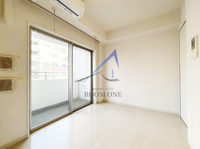 SYNEX 赤塚駅前の居間・リビング|洋室のお部屋です。