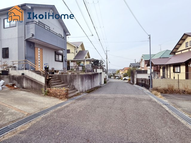 神戸市西区桜が丘西町1丁目　中古戸建のその他|前面道路は6ｍ幅で広々しています。駐車がし易く、車の対面のすれ違いも楽にできます。
