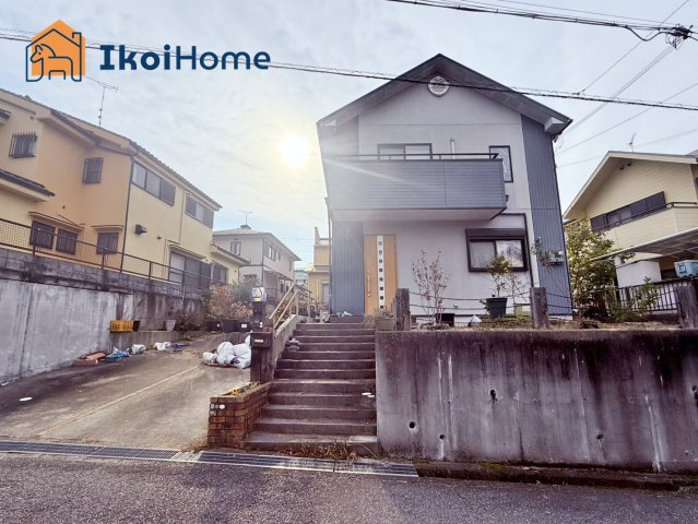 神戸市西区桜が丘西町1丁目　中古戸建の外観|敷地広く84.96坪で広々！家庭菜園も可能！家族でBBQもできるスペースが十分ございます！