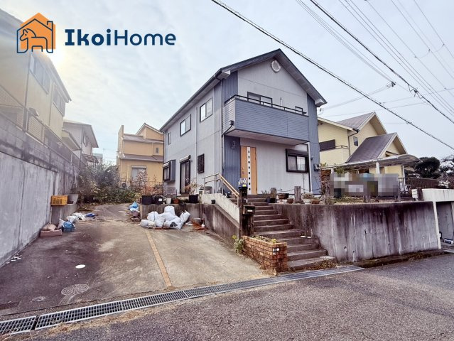 神戸市西区桜が丘西町1丁目　中古戸建の駐車場|駐車スペースはゆとりの2台可能！奥につめれば更に駐車台数増やす事も可能！