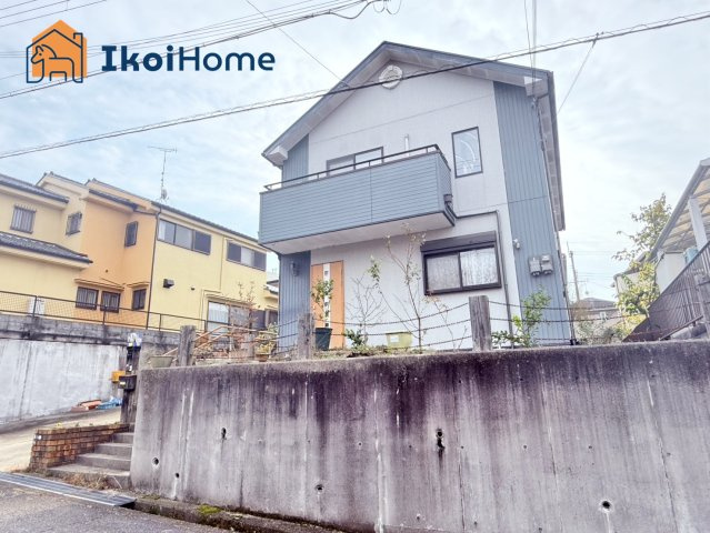 神戸市西区桜が丘西町1丁目　中古戸建の前面道路含む現地写真|●資料・カタログのご請求無料●最寄り駅の栄駅までは徒歩13分。駅ちかで通勤や通学に便利な立地です