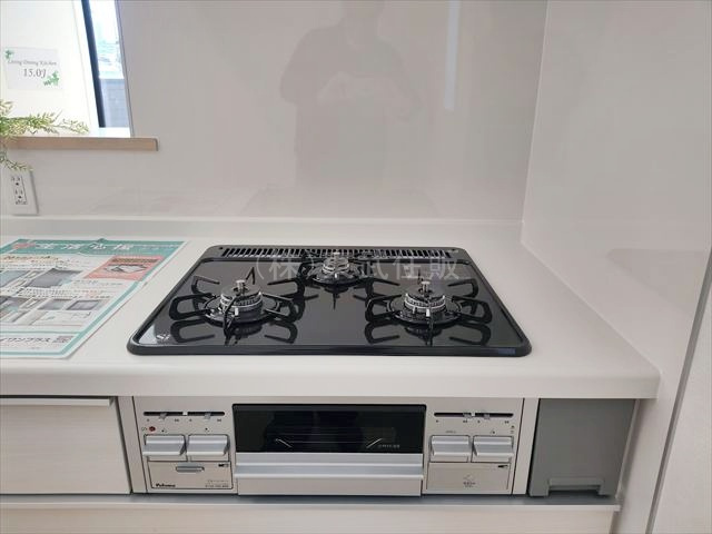 【キッチン】 | 富士見市東みずほ台第５　全４棟　３号棟 | 同時にお料理ができる３口コンロ