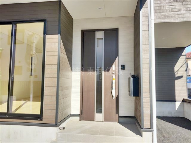 【玄関】 | 富士見市東みずほ台第５　全４棟　３号棟 | 落ち着いた雰囲気の玄関です