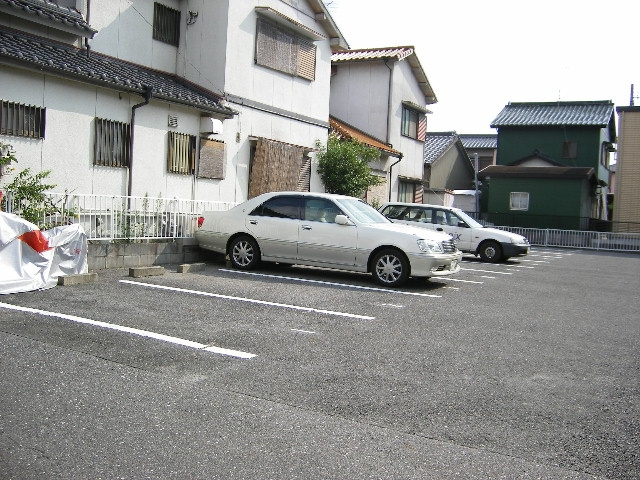 ハイツドマーニの駐車場