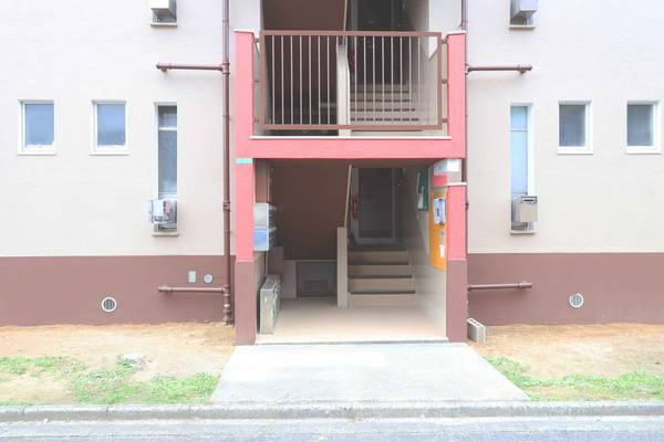 ビレッジハウス水巻1号棟のエントランス