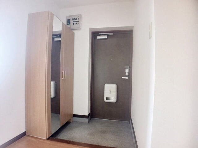 ロジュマン本城の玄関