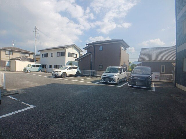 ロジュマン本城の駐車場