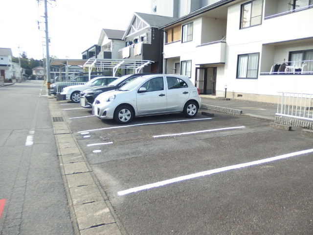ジュネス光Ｃの駐車場