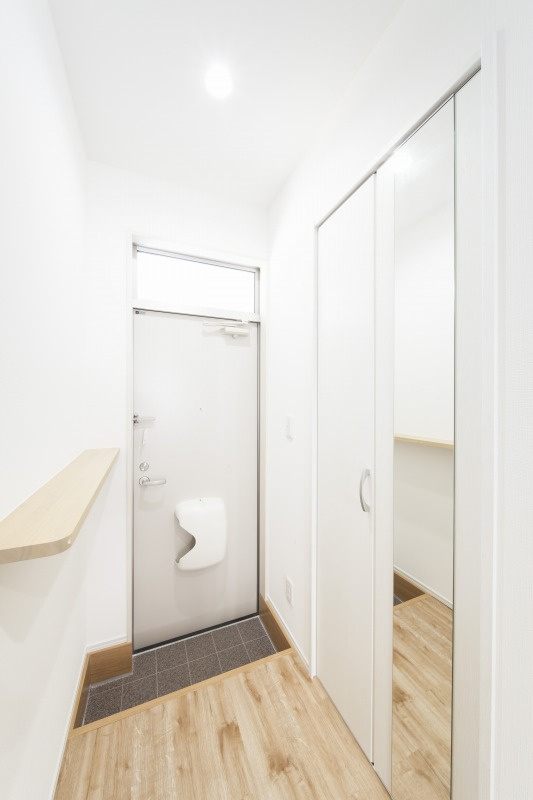 ケストレルの玄関|玄関にはシューズボックスの他にカウンターデスクもあり、鍵や小物を置いておけます