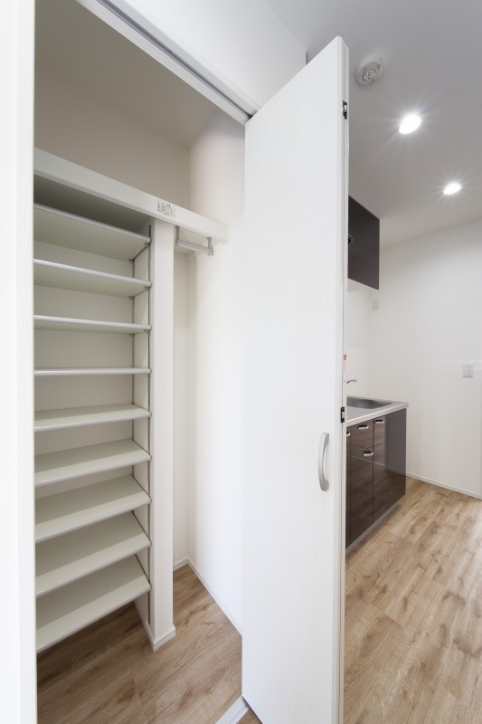 ケストレルの収納|ハンガーラック付きで便利なシューズボックス、棚袋（上の棚）もあります