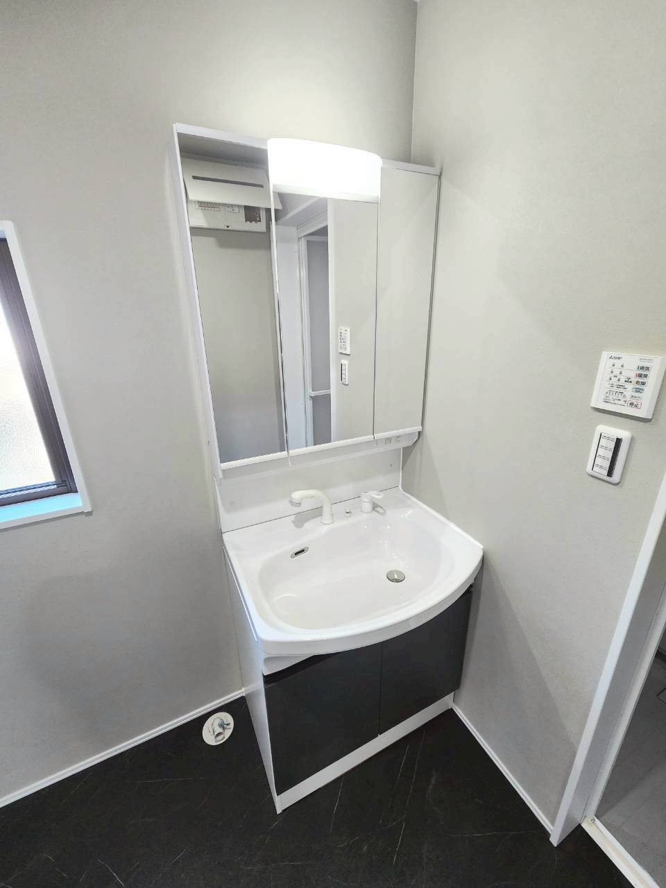 RESET HOUSE－リセットハウス－八幡西区別当町の独立洗面台|新品の3面鏡付きの洗面化粧台♪