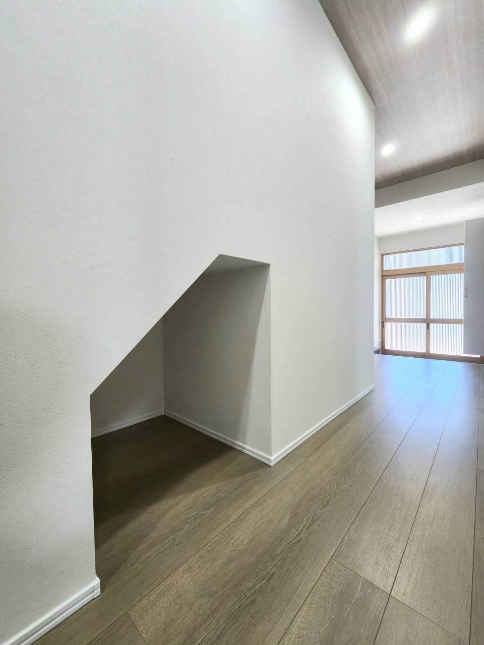 RESET HOUSE－リセットハウス－八幡西区別当町の収納|階段下を活用した1階ホール収納♪