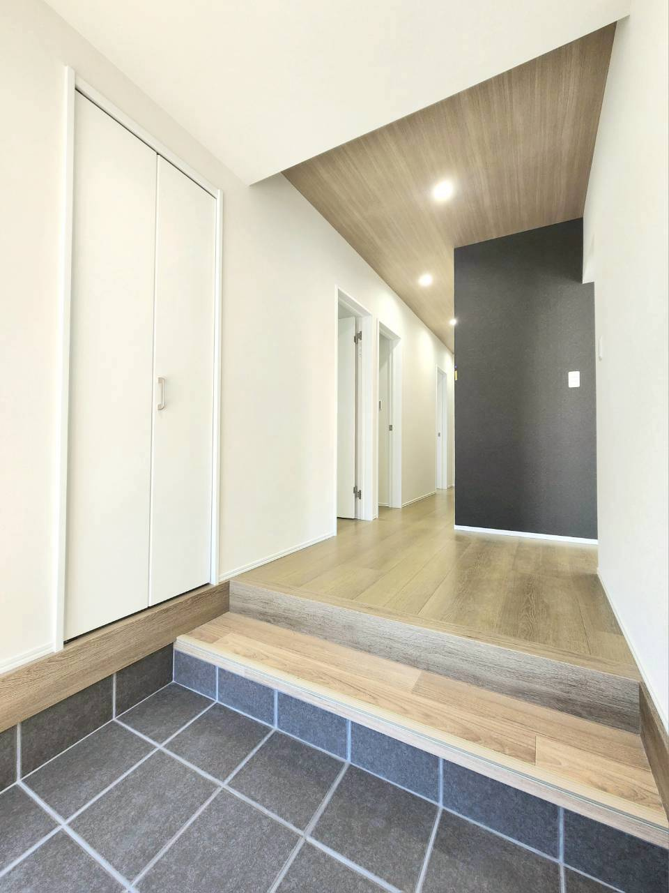 RESET HOUSE－リセットハウス－八幡西区別当町の玄関|土間部分が広い玄関です♪上りやすいステップが優しいですね♪