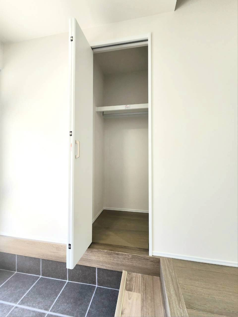 RESET HOUSE－リセットハウス－八幡西区別当町の玄関|玄関収納はコートや今シーズンの上着、バッグ等が収納可能♪