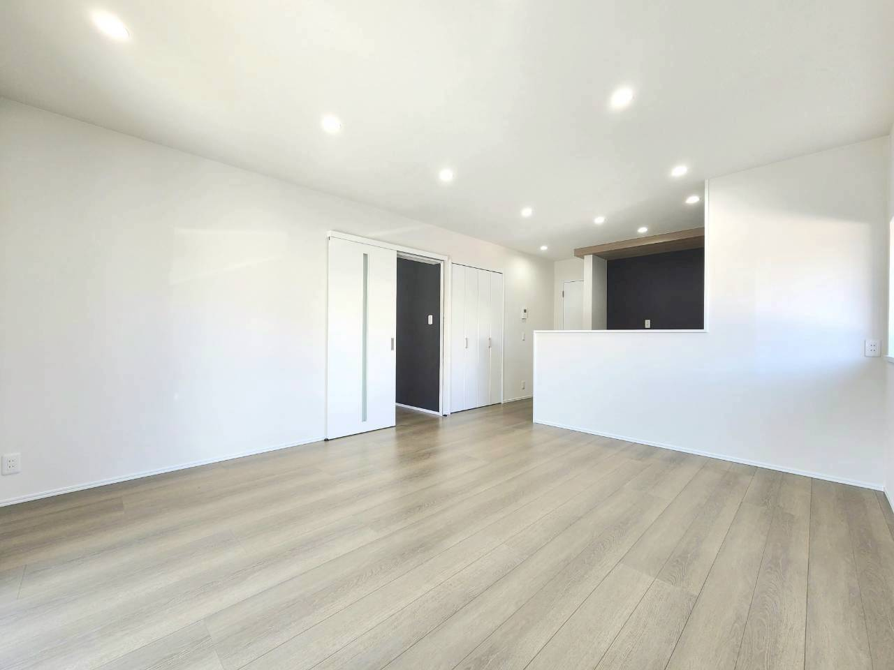 RESET HOUSE－リセットハウス－八幡西区別当町の居間・リビング|約15.6帖のLDK♪全てダウンライトでオシャレ♪