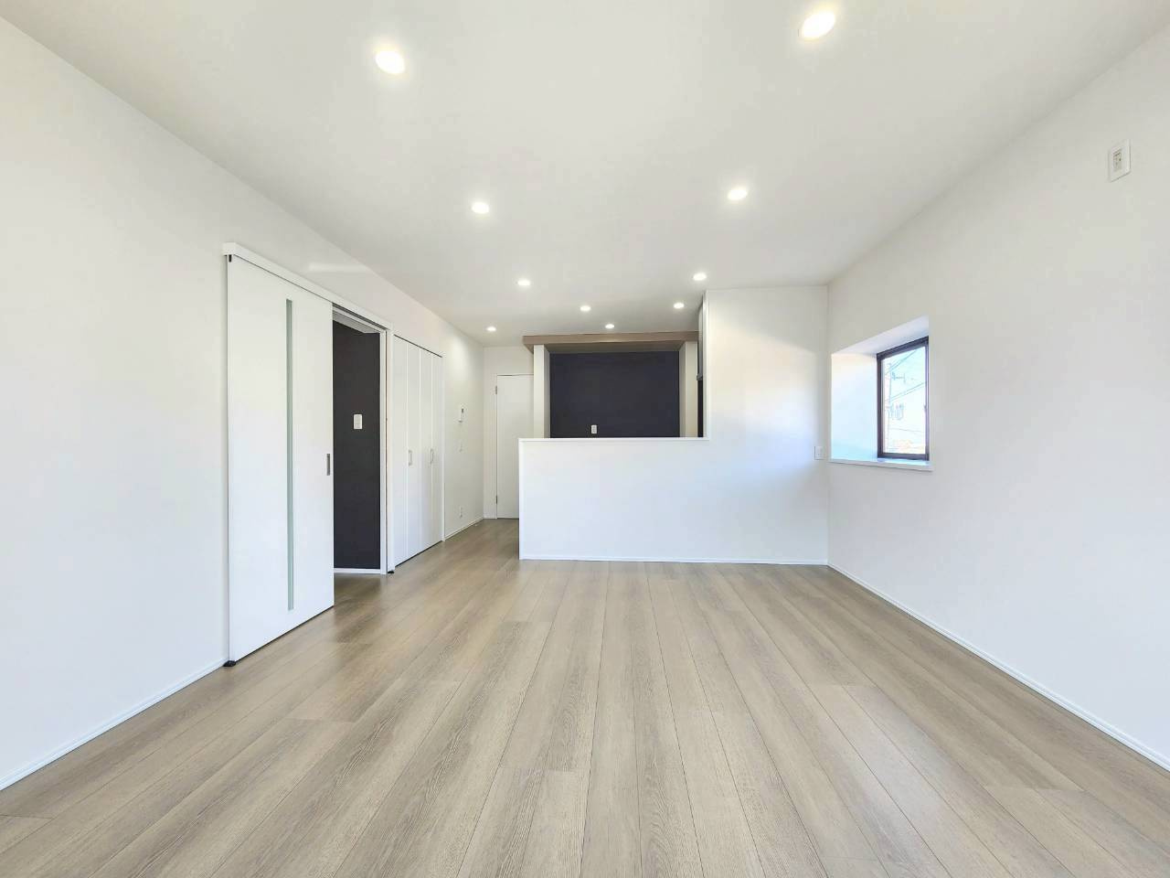 RESET HOUSE－リセットハウス－八幡西区別当町の居間・リビング|約15.6帖のLDK♪南東から採光で明るいです♪