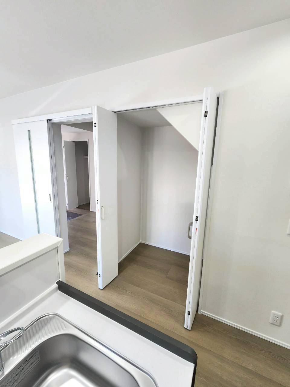 RESET HOUSE－リセットハウス－八幡西区別当町の居間・リビング|LDKの収納スペース♪階段下を上手に活用♪