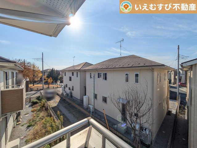 熊谷市久下1丁目　中古戸建の展望|高い建物が無く開放感のある展望
バルコニーからの展望も開けていて閑静な住宅地が望めます。日当りも良いですね♪