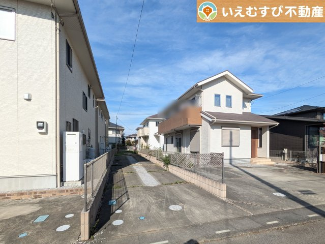 熊谷市久下1丁目　中古戸建の駐車場|2台駐車可能なスペース完備
しっかり舗装してある駐車スペースで天気が悪く足元が悪い日でも乗り降りしやすい♪