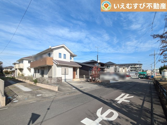 熊谷市久下1丁目　中古戸建の前面道路含む現地写真|充分な広さの前面道路
間口が広くお車の出し入れも問題なく行えるスペースが確保されています♪