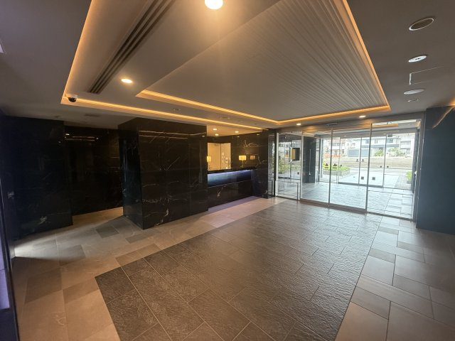 プレサンスロジェ和歌山のエントランス