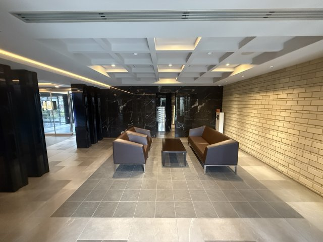 プレサンスロジェ和歌山のエントランス