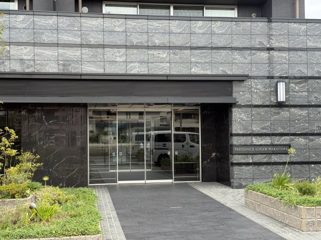 プレサンスロジェ和歌山のエントランス