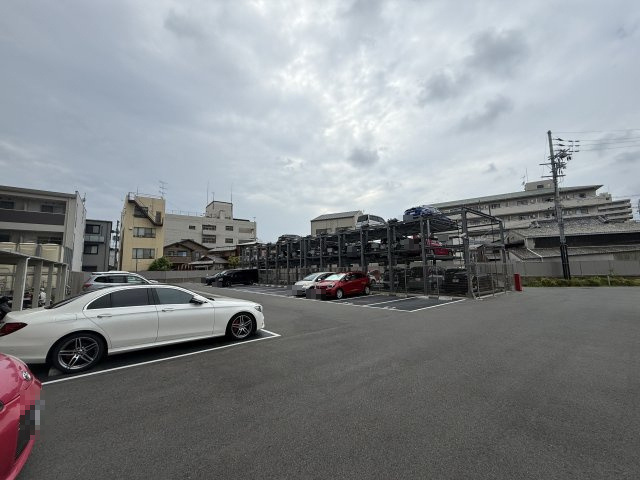 プレサンスロジェ和歌山の駐車場