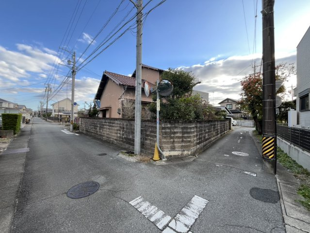 松阪市大黒田町 売土地の前面道路含む現地写真
