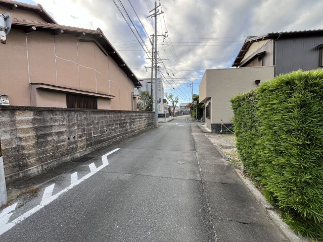 松阪市大黒田町 売土地の前面道路含む現地写真