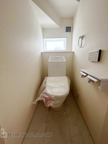 新築戸建・新築建売　福島市笹谷大谷地【長期優良住宅】笹谷小・信陵中のトイレ|白を基調としており小窓で換気ができるので清潔感のある空間。ペーパーホルダーが2つあるのも便利です！
