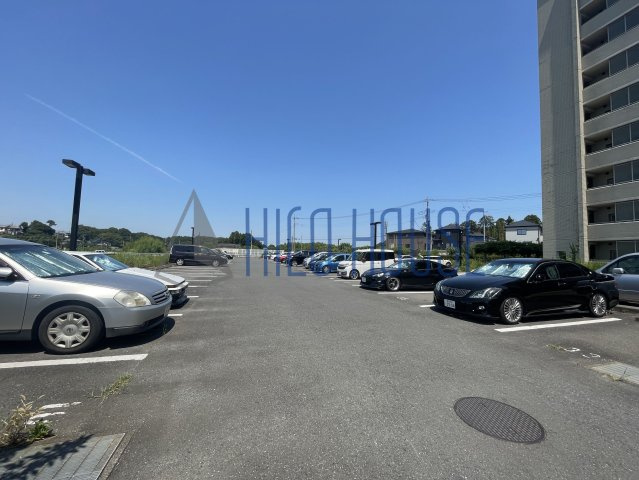 ビレッジハウス東松山タワー1号棟の駐車場
