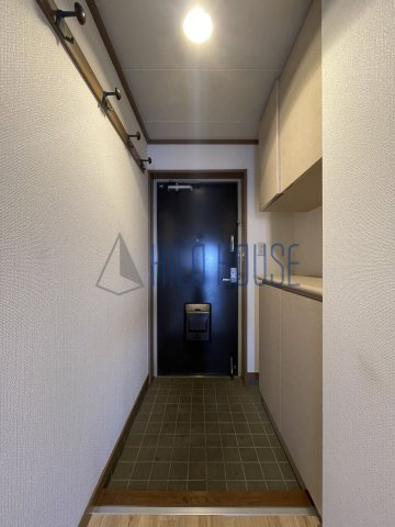 ビレッジハウス東松山タワー1号棟の玄関