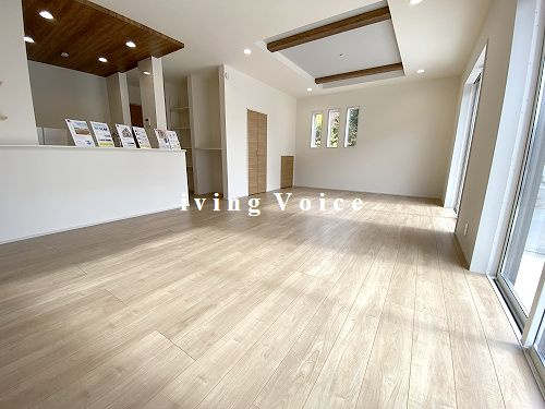 【居間・リビング】 | 【仲介手数料０円】茅ヶ崎市高田3丁目　新築一戸建て　2号棟　全2棟 | 茅ヶ崎市高田3丁目　新築一戸建て　2号棟　全2棟