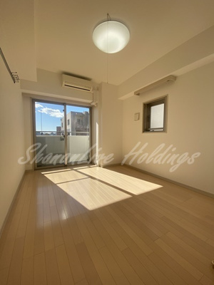 【居間・リビング】 | グランド・ガーラ横濱山下町 | バルコニー付きのリビング