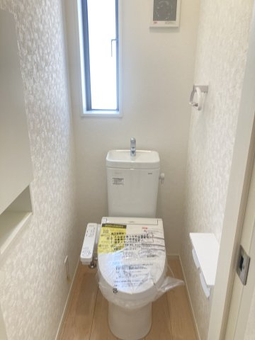 クレイドルガーデン前橋市粕川町新屋第２　3号棟のトイレ|1階トイレです。清潔感のある白を基調としています。
温水洗浄・便座暖房機能の付いた快適なトイレです☆