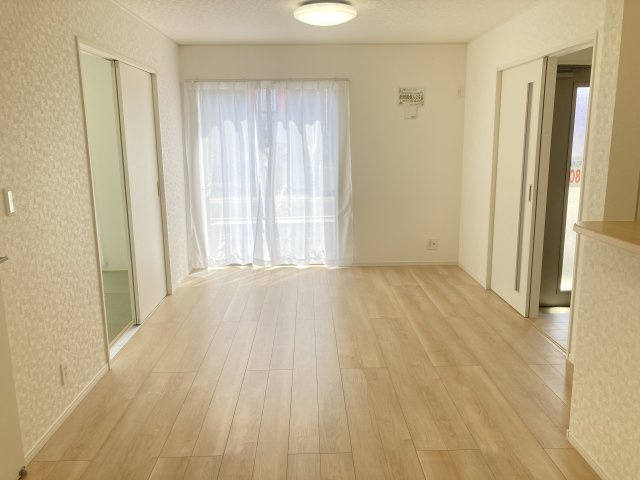 クレイドルガーデン前橋市粕川町新屋第２　3号棟の居間・リビング|16.2帖リビング♪カウンターキッチンなのでお料理をしながら会話もできます。
夕食の支度をしながら、お子様の様子も見られて自然と会話も増えますよ♪