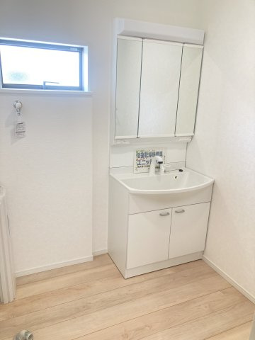クレイドルガーデン前橋市粕川町新屋第２　3号棟の独立洗面台|シャワー水栓付き洗面台＆三面鏡付きで朝の身支度もバッチリです！
洗面台には収納スペースもあり洗面室もすっきり片付きますよ！