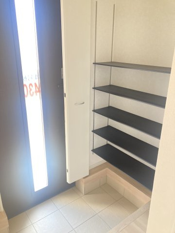 クレイドルガーデン前橋市粕川町新屋第２　3号棟の玄関|収納もある玄関です！玄関もタイル敷なのでお掃除もしやすいですよ！